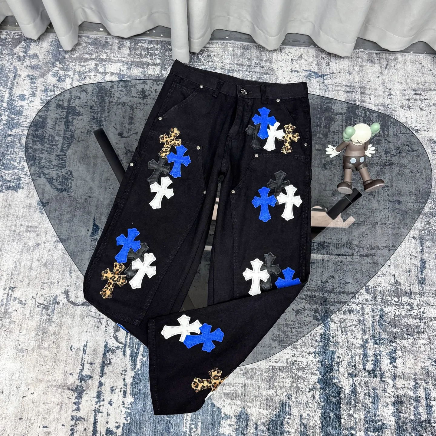 P280 ChromeHearts & ChromeHearts Patent Leather Spliced Blue White Leopard Print Cross Spliced Leather Straight Jeans Ceiling-Level Jeans Hard to Find at the Counter About Zangyin This is an extremely luxurious fashion brand that can also be called the aristocrat of the high street. It has always been an exclusive brand for some hipsters or the rich second generation. Compared with ordinary high streets, it is more luxurious and noble. Compared with luxury brands, it is more fashionable and individual. Top heavy industry fashion design has always been created in the high street luxury style. Speaking of this style, the Zangyin family and the GU family are definitely the leading representative brands. Especially the Zangyin family's creation of high-street style has really reached a state-of-the-art effect. The use of unique washed materials to create this style is already quite eye-catching. It is embellished with pink patchwork cross flowers, which cleverly highlights the brand's charm. Secondly, this style adopts a classic high-waist cut design, which highlights the long legs and fashionable temperament of the upper body. The brand is highly recognizable and the slim fit configuration is more suitable for daily wear. The personality will be fashionable and the specifications can be clearly interpreted. Needless to say, materials and craftsmanship. As an excellent craftsman brand, Zangyin’s requirements for details and craftsmanship are really perfect. The washed color of this model alone has gone through a lot of processes, not to mention the embellishment of denim appliqués. It is also purely handmade and sewn. Just like what they believe in, only handmade things have a soul. Only then does it have the meaning of dressing. A top-notch heavy-duty fashionable denim item. Size: 28/30/32/34/36 Waist: 69/74/79/84/89 Sitting: 97/102/107/112/117 Pants length: 102/104/106/108/110
